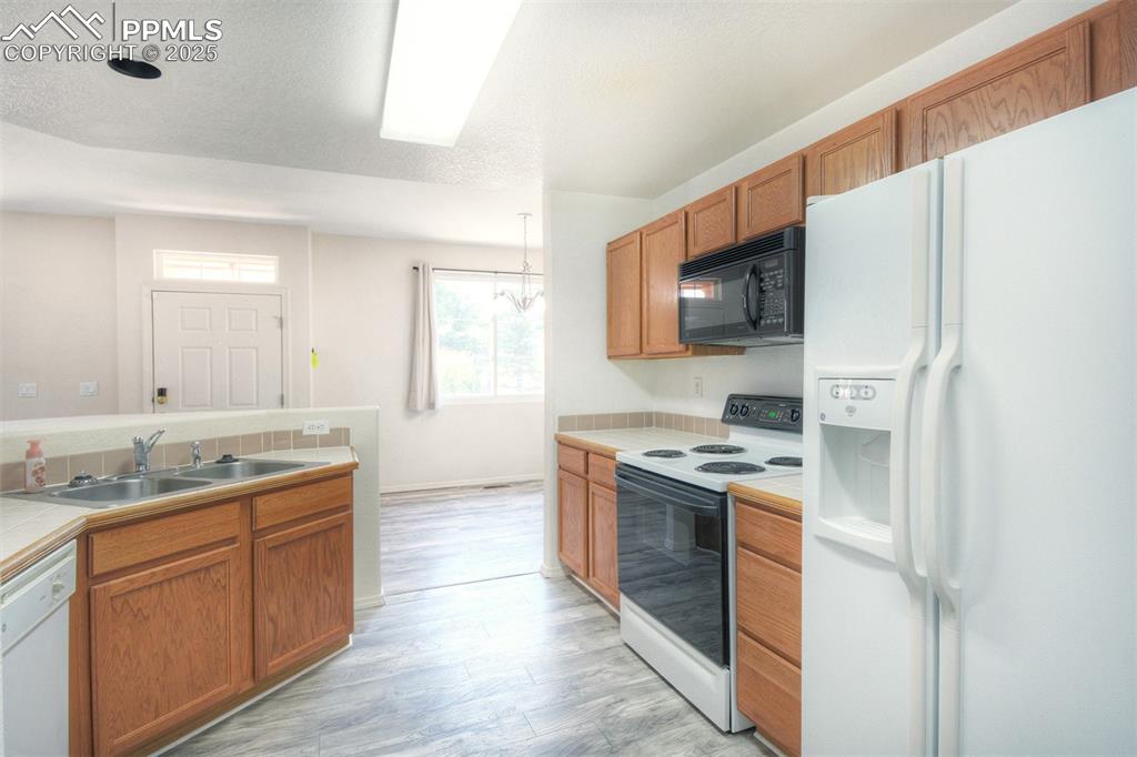 Image 9 of 25: Kitchen