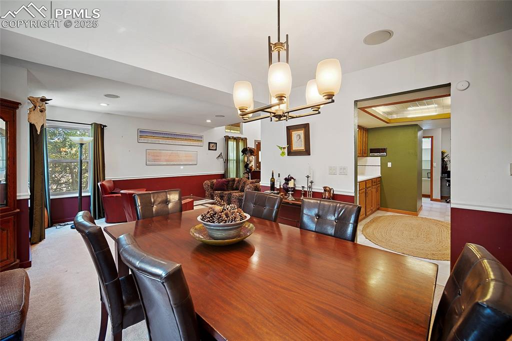 Image 10 of 50: Dining Area