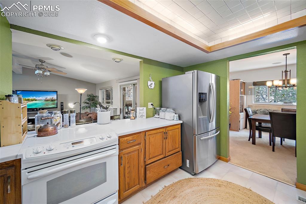 Image 13 of 50: Kitchen