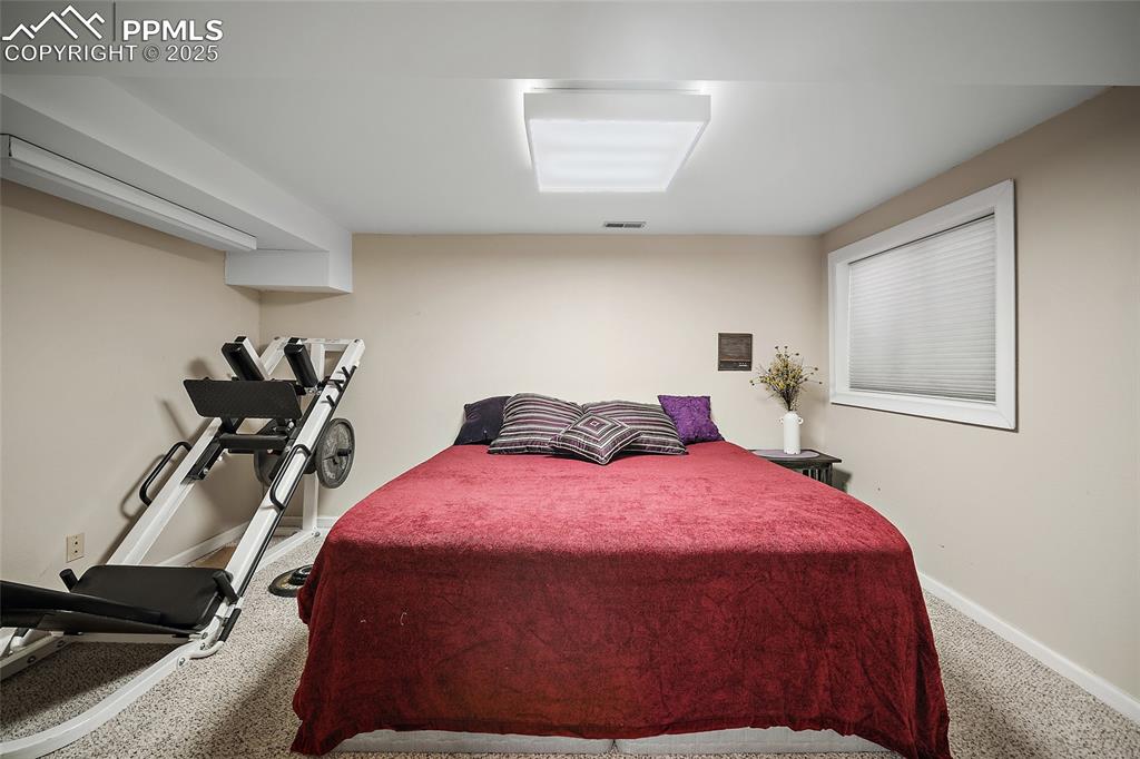 Image 29 of 50: Bedroom