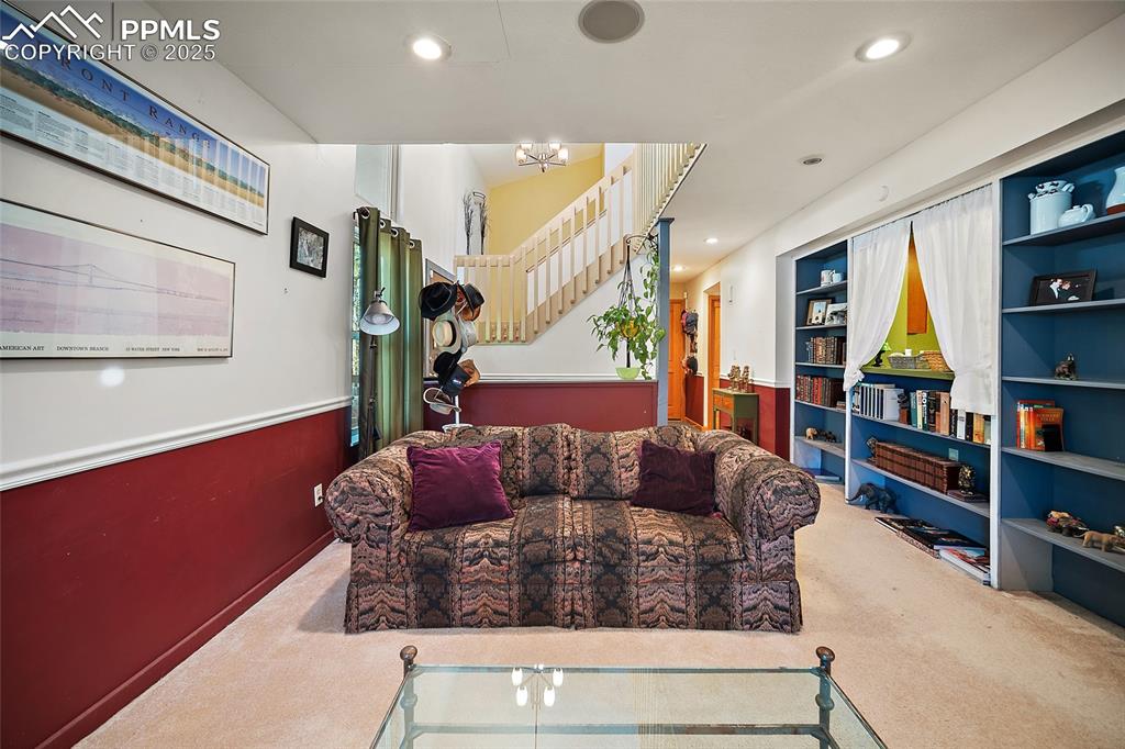 Image 7 of 50: Living Room