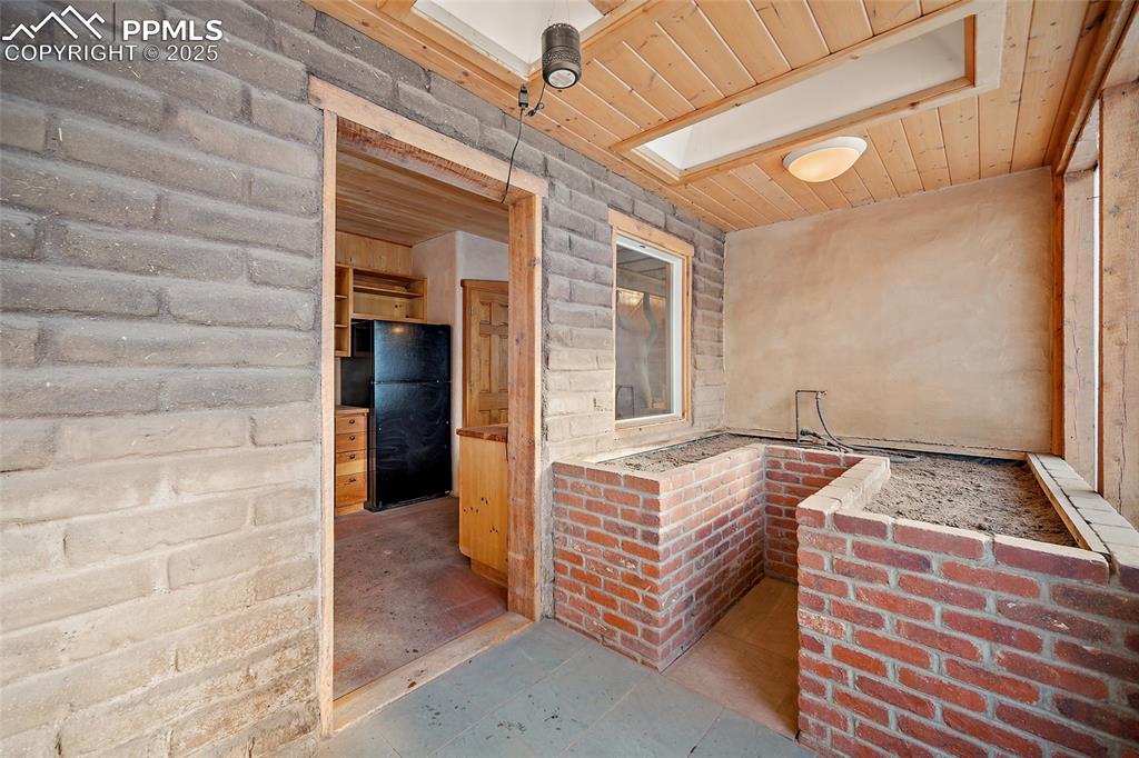 Image 13 of 46: Entry