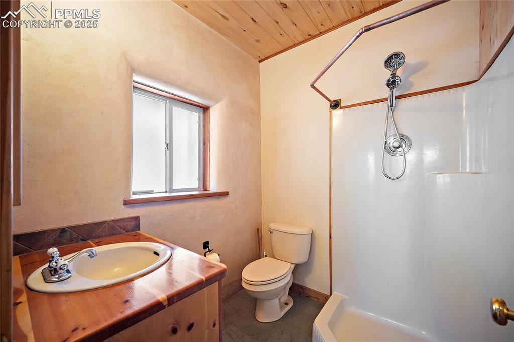 Image 16 of 46: Bathroom