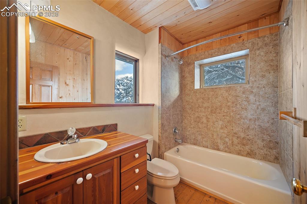 Image 18 of 46: Bathroom