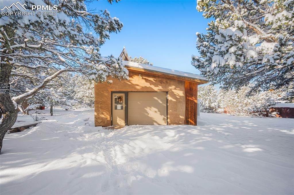 Image 26 of 46: Garage