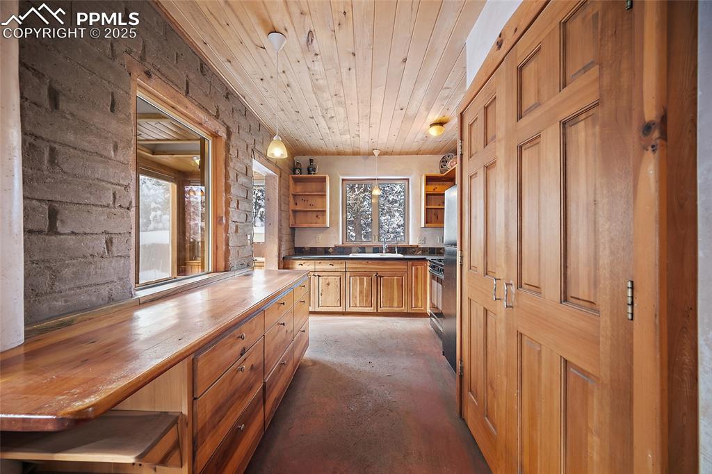 Image 7 of 46: Kitchen