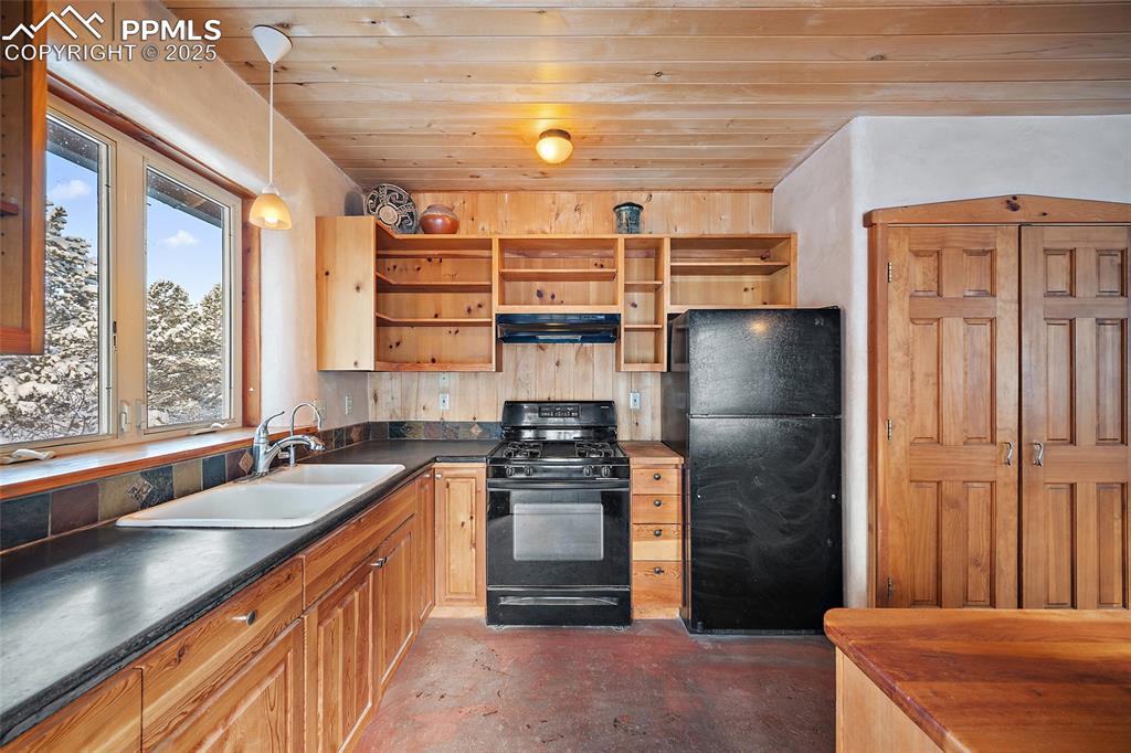 Image 8 of 46: Kitchen