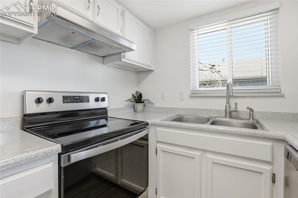 Image 11 of 26: Kitchen