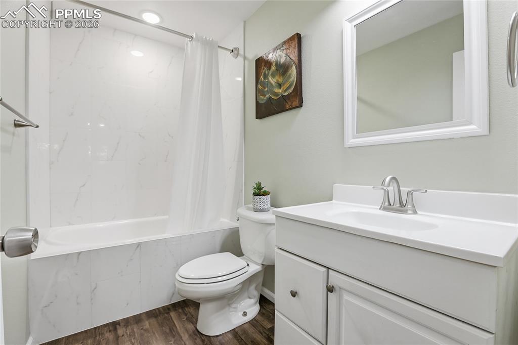 Image 15 of 26: Bathroom