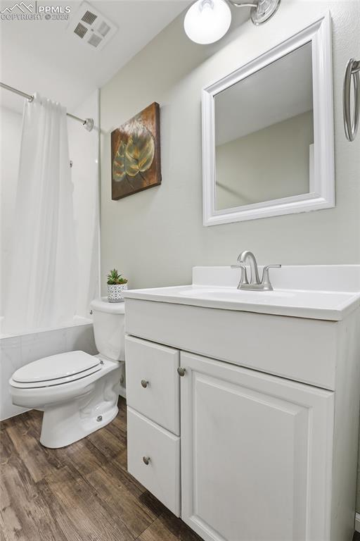 Image 16 of 26: Bathroom