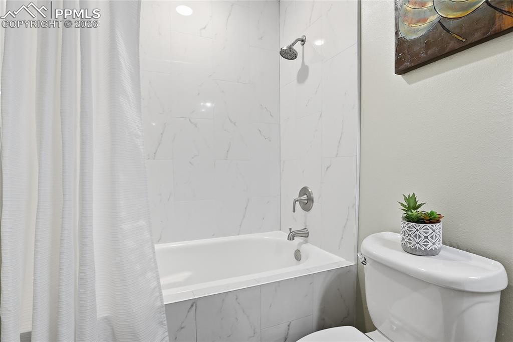 Image 17 of 26: Bathroom