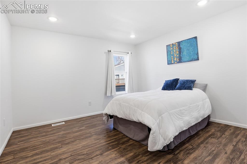 Image 18 of 26: Bedroom