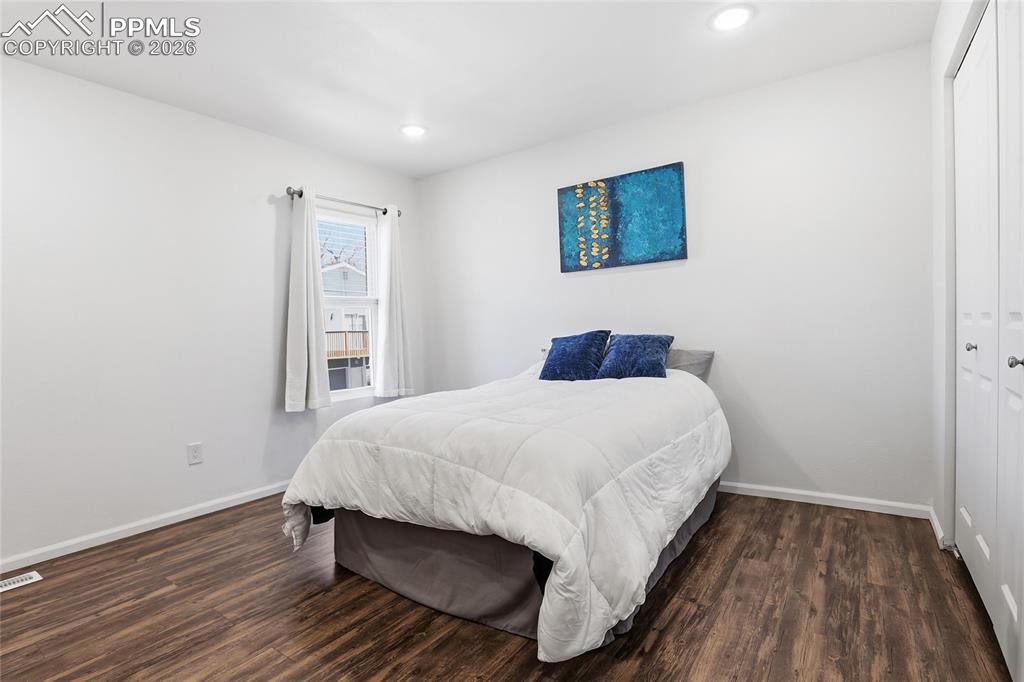 Image 19 of 26: Bedroom