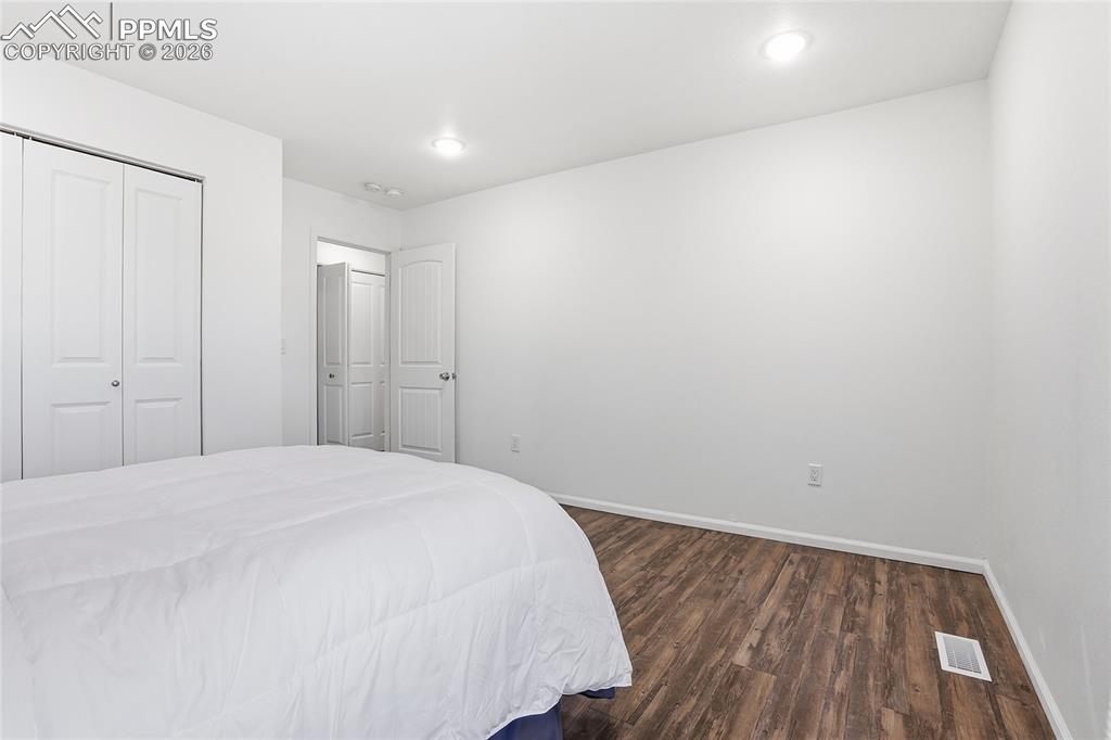 Image 21 of 26: Bedroom