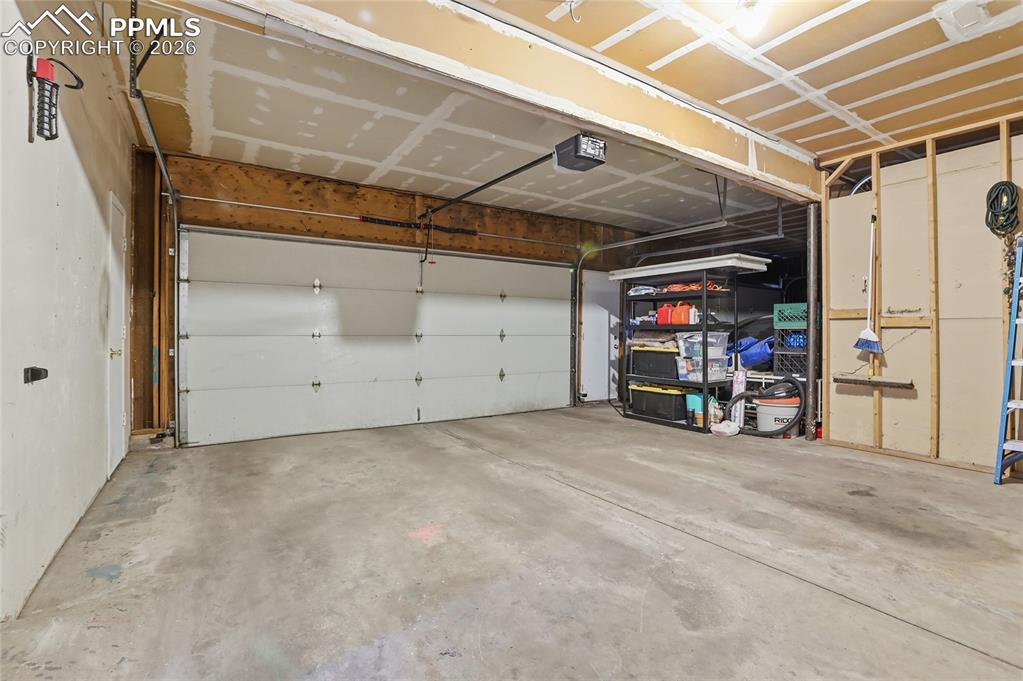 Image 23 of 26: Garage