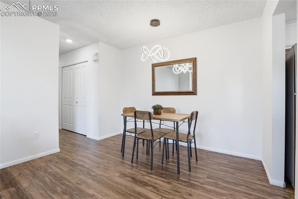 Image 7 of 26: Dining Area