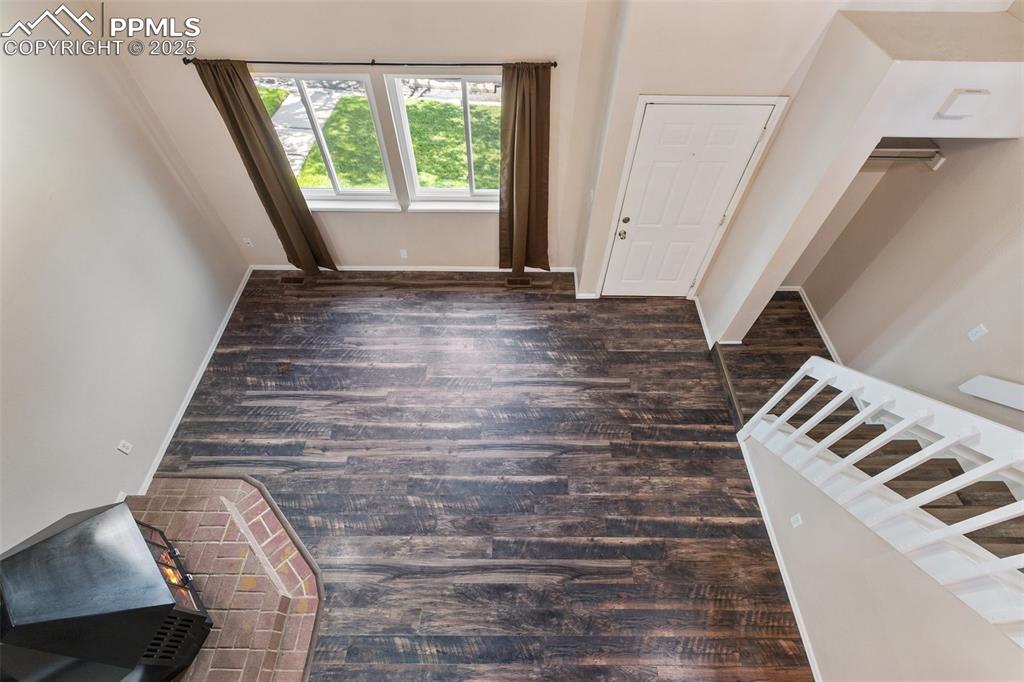 Image 15 of 29: Entry