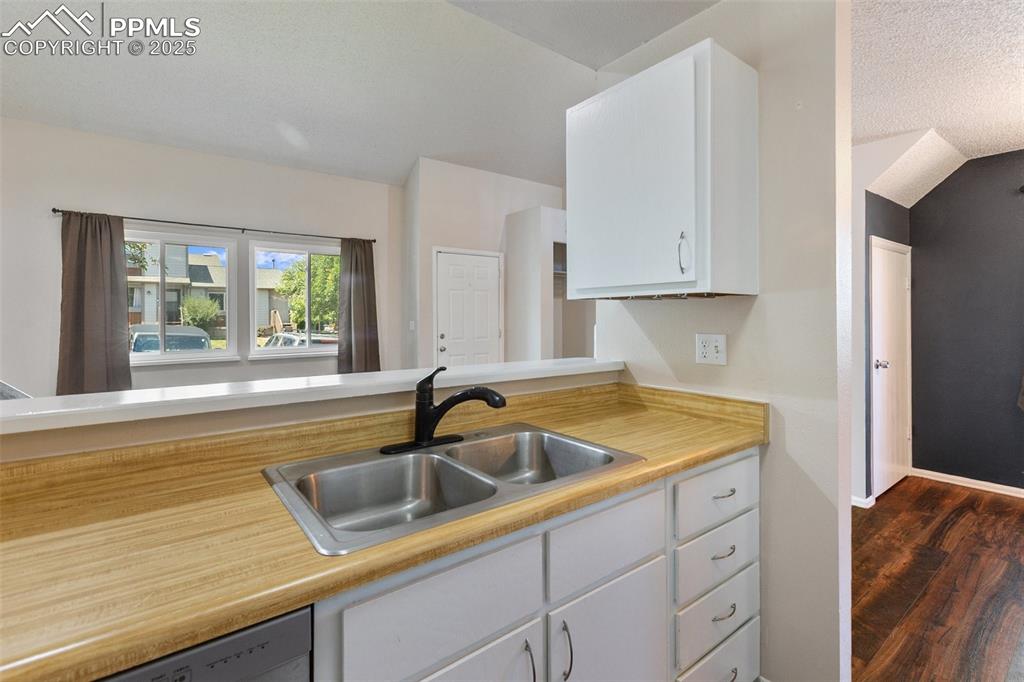 Image 17 of 29: Kitchen