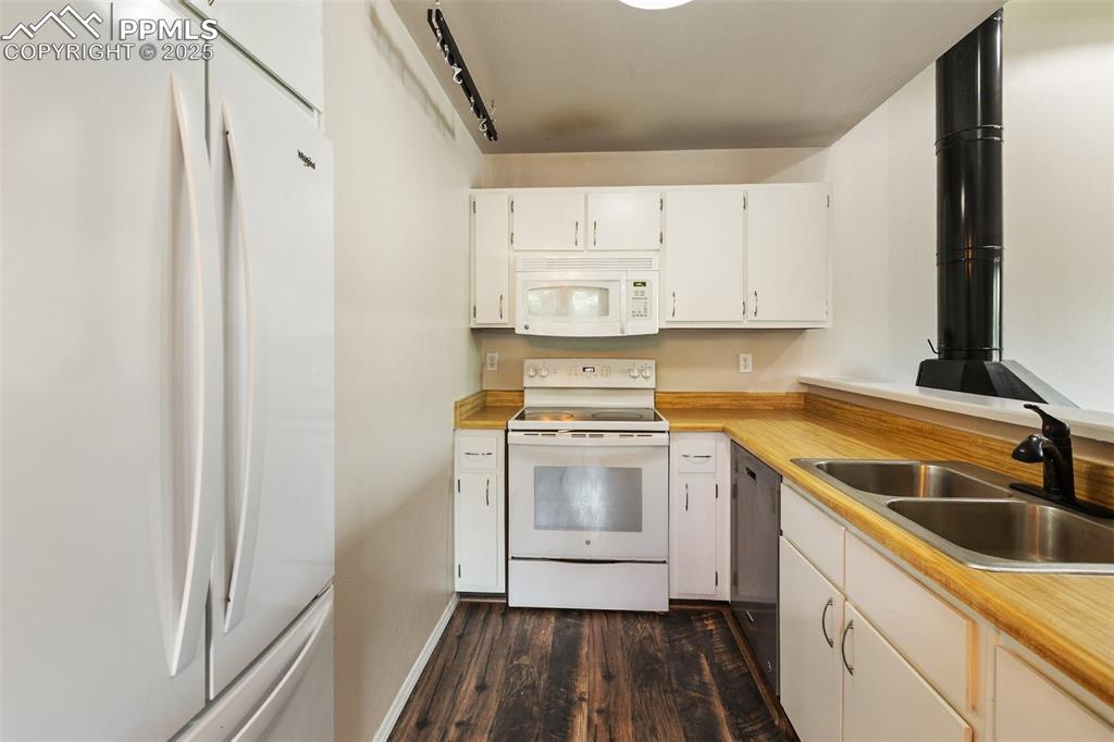 Image 7 of 29: Kitchen
