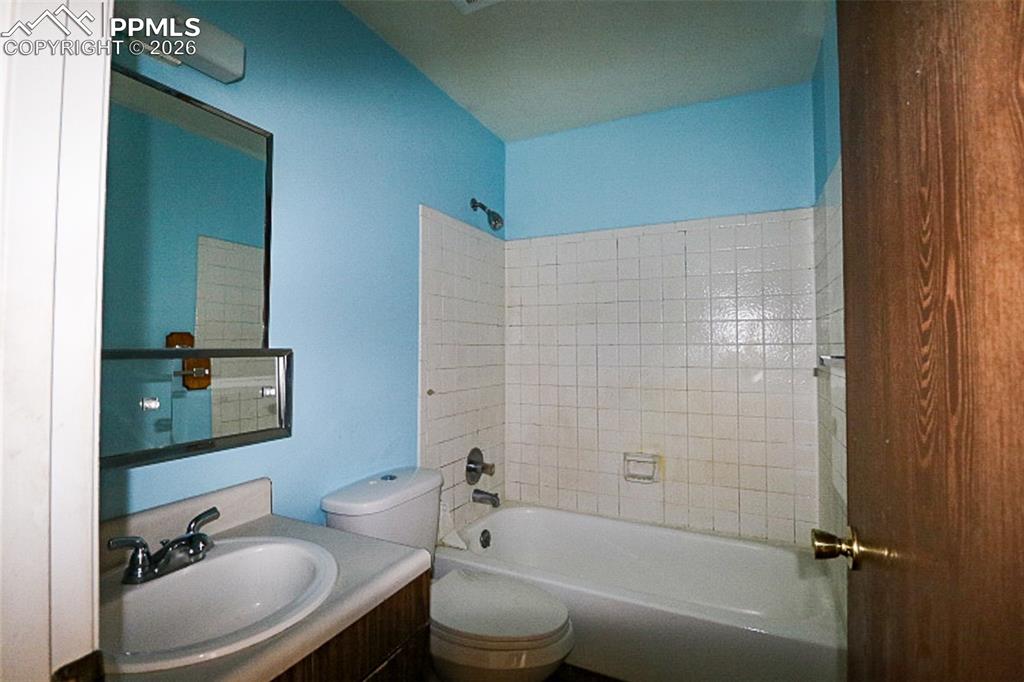 Image 19 of 27: Bathroom