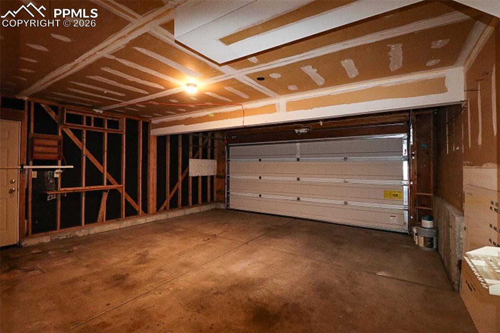 Image 23 of 27: Garage