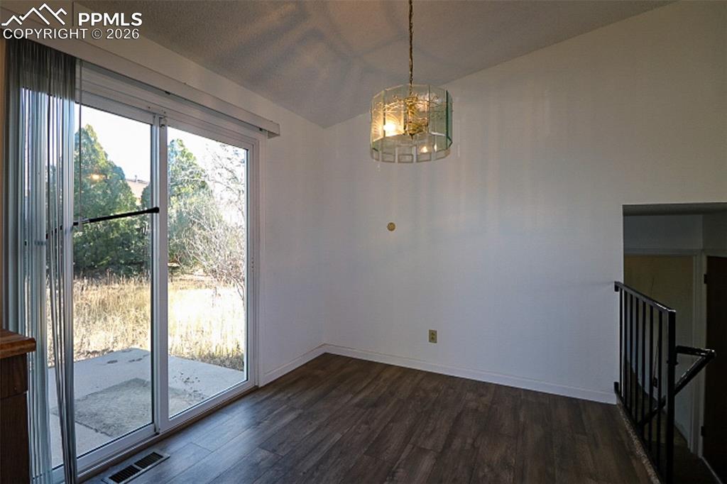 Image 9 of 27: Dining Area