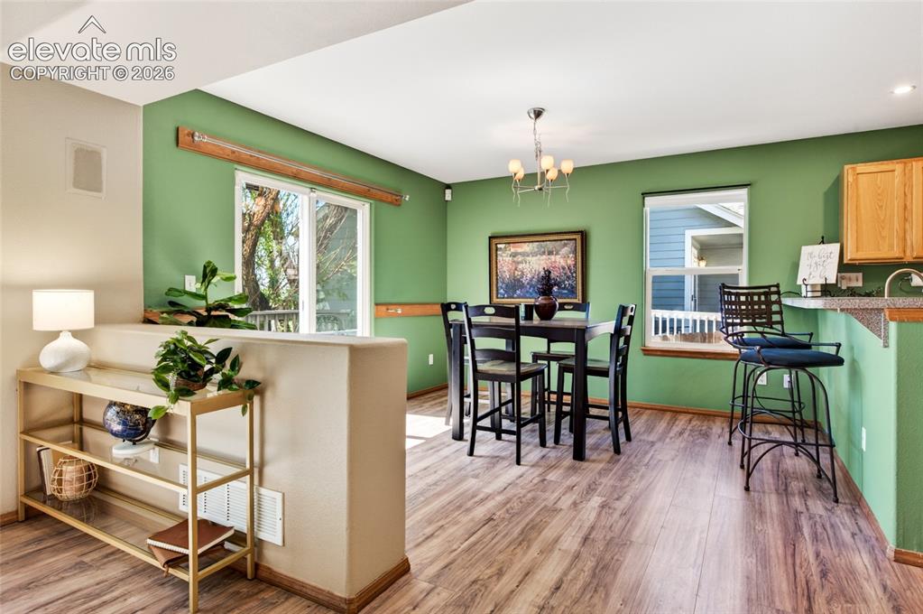 Image 14 of 42: Dining Area