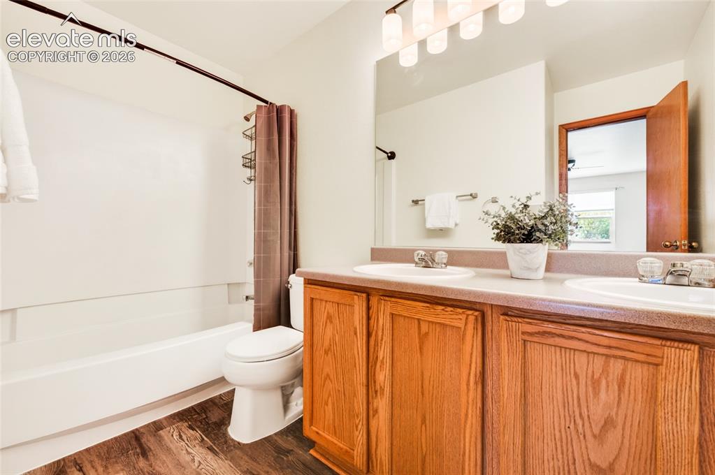 Image 17 of 42: Bathroom