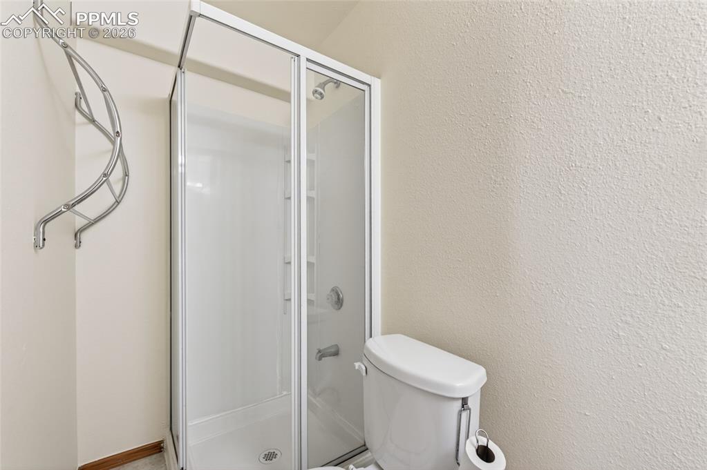 Image 33 of 42: Bathroom