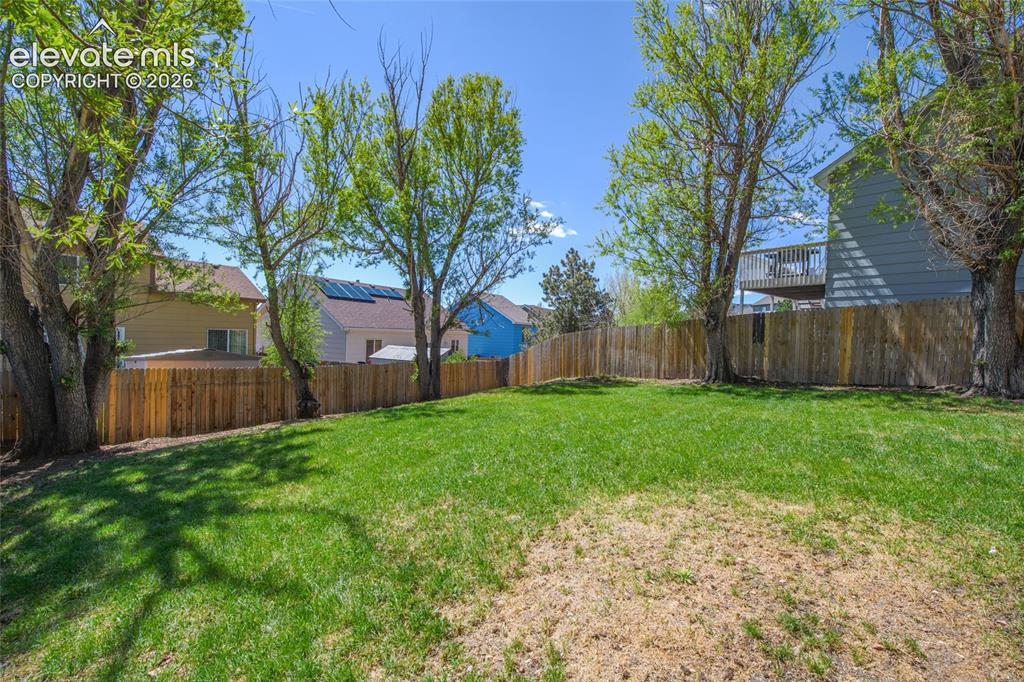 Image 40 of 42: Yard