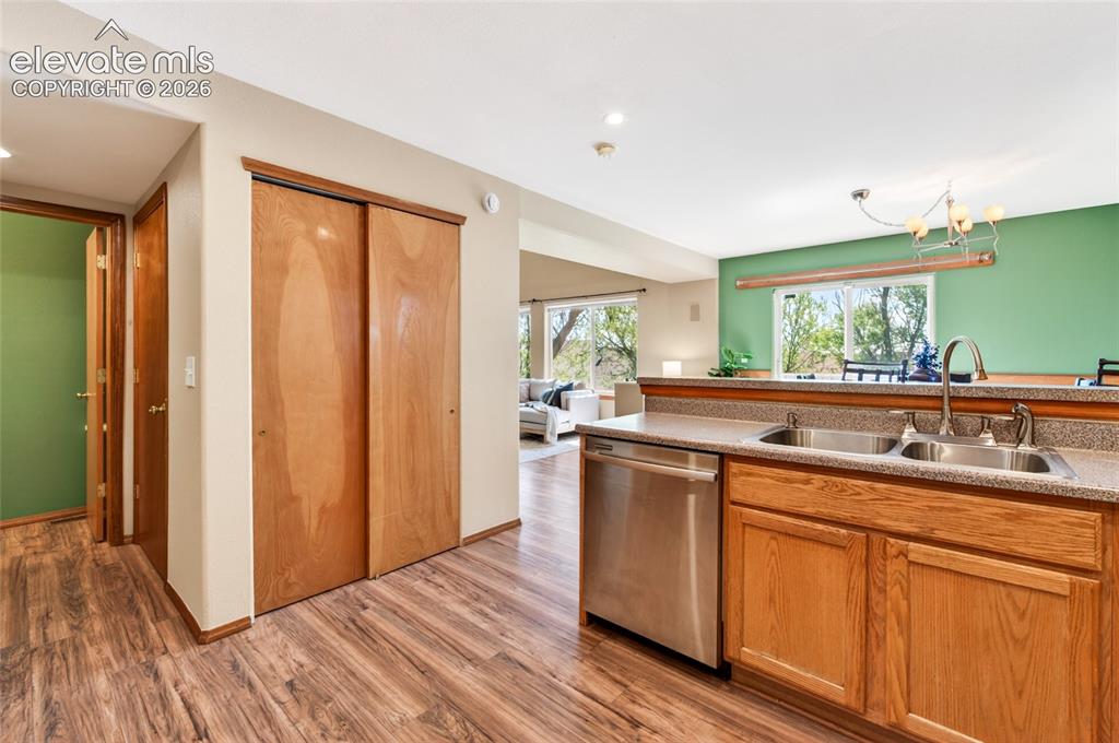 Image 7 of 42: Kitchen
