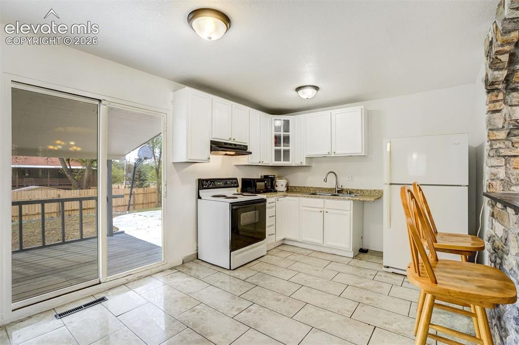 Image 10 of 46: Kitchen