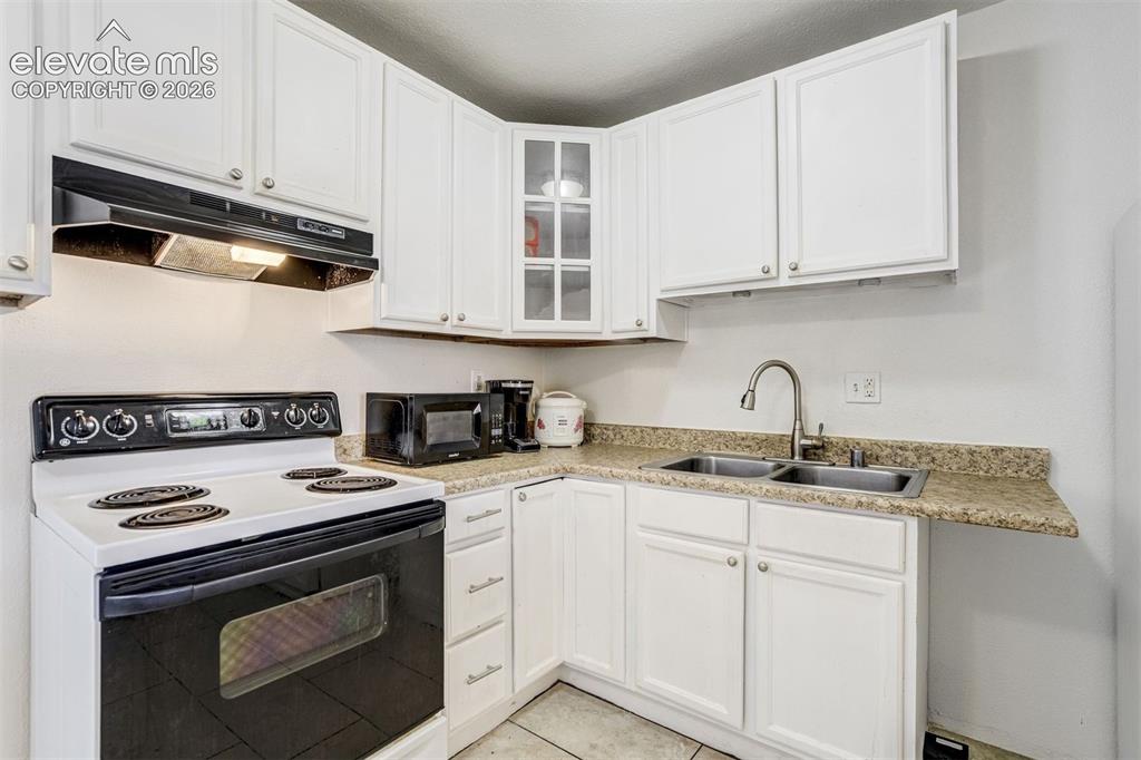 Image 14 of 46: Kitchen