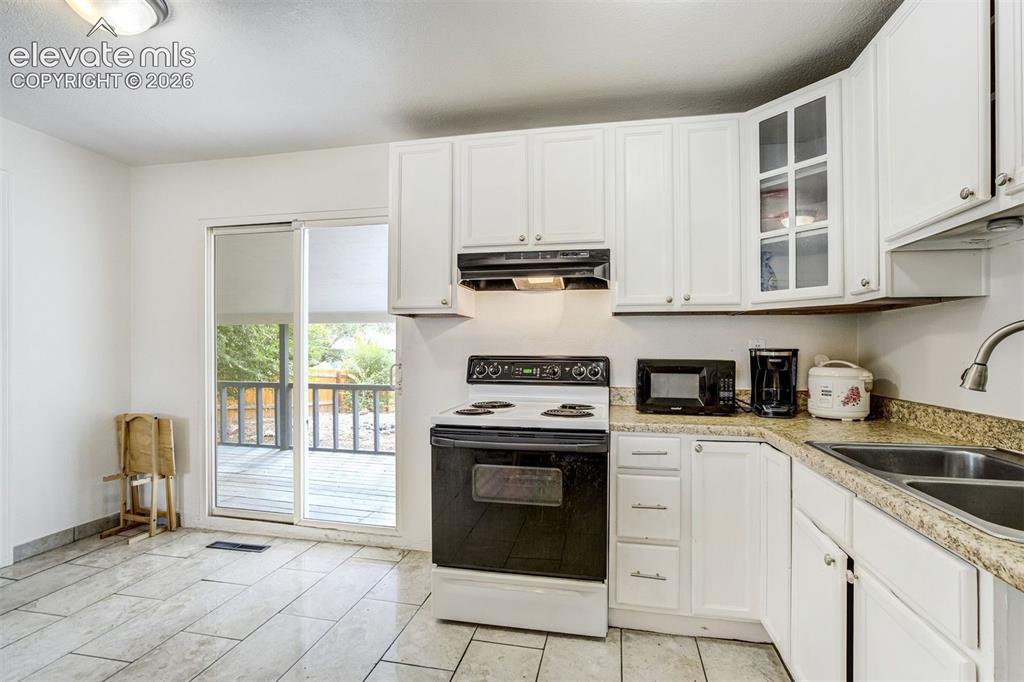 Image 15 of 46: Kitchen