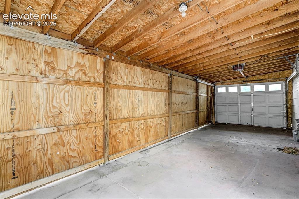 Image 35 of 46: Garage