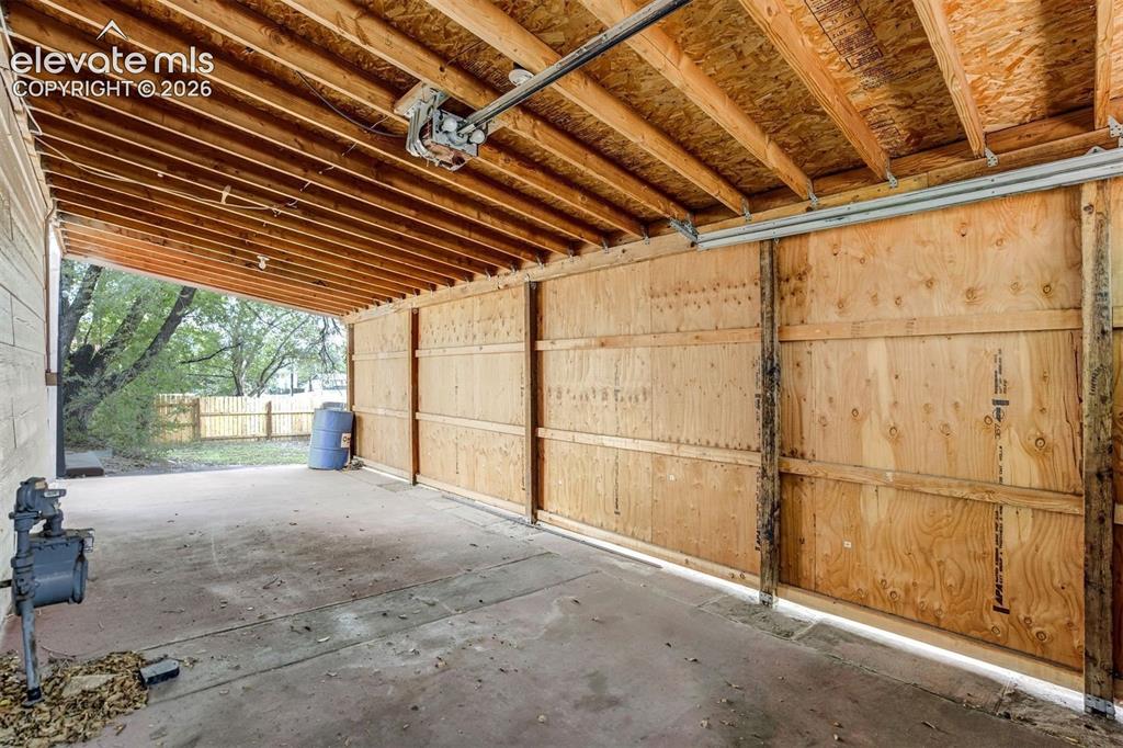 Image 36 of 46: Garage