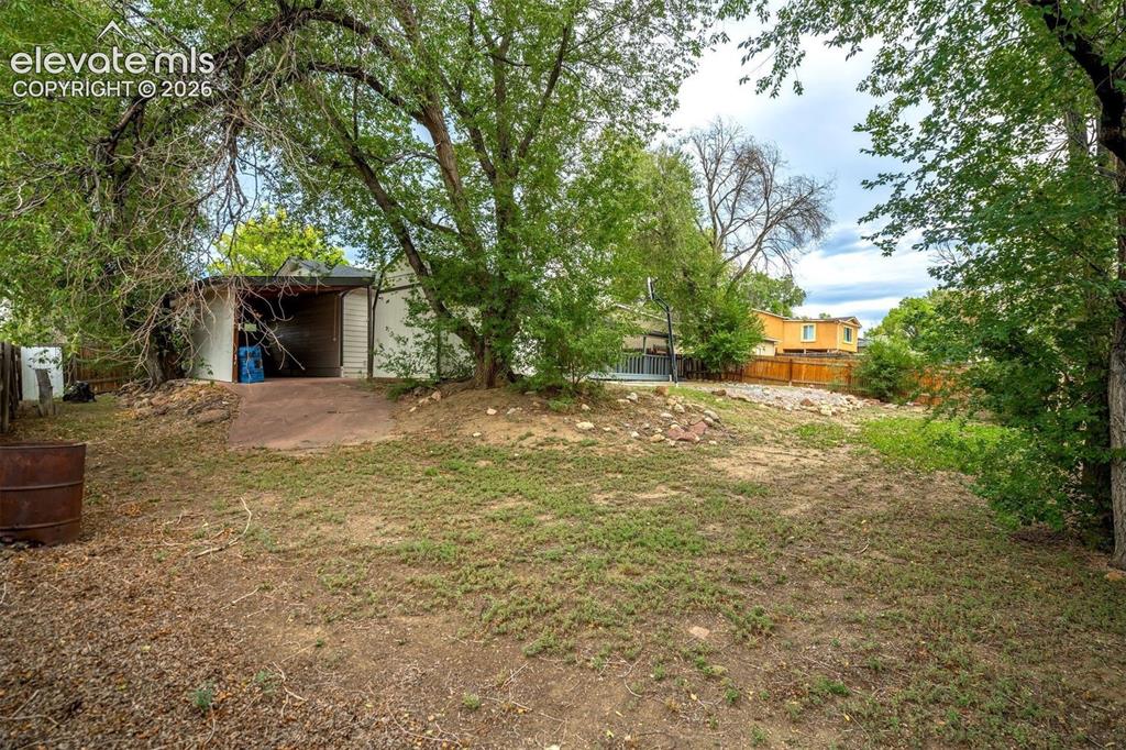 Image 43 of 46: Yard
