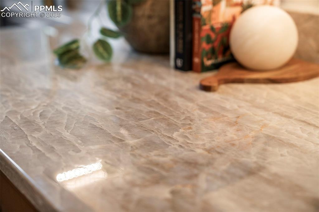 Image 14 of 47: Stunning upgraded quartz kitchen countertops