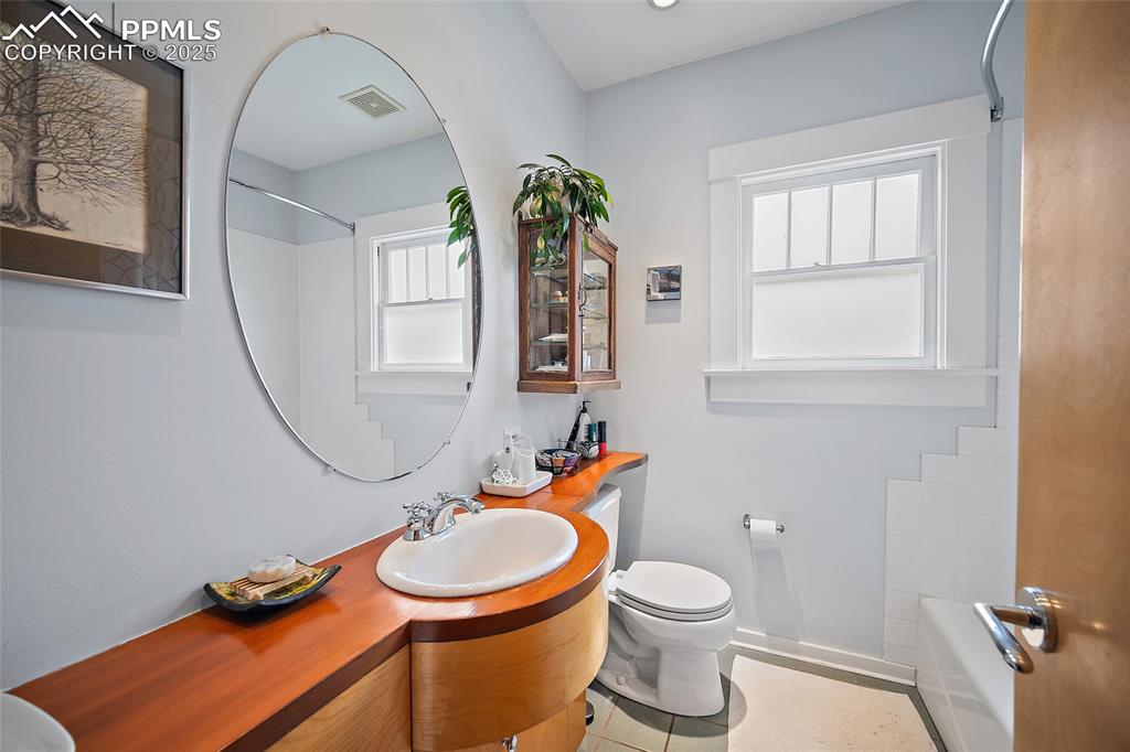 Image 16 of 50: Bathroom