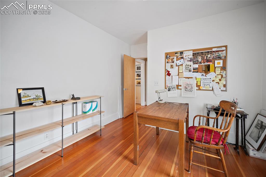 Image 19 of 50: Office