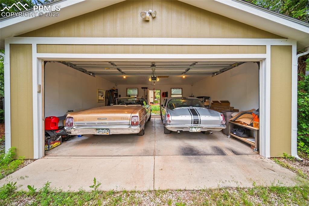 Image 38 of 50: Garage