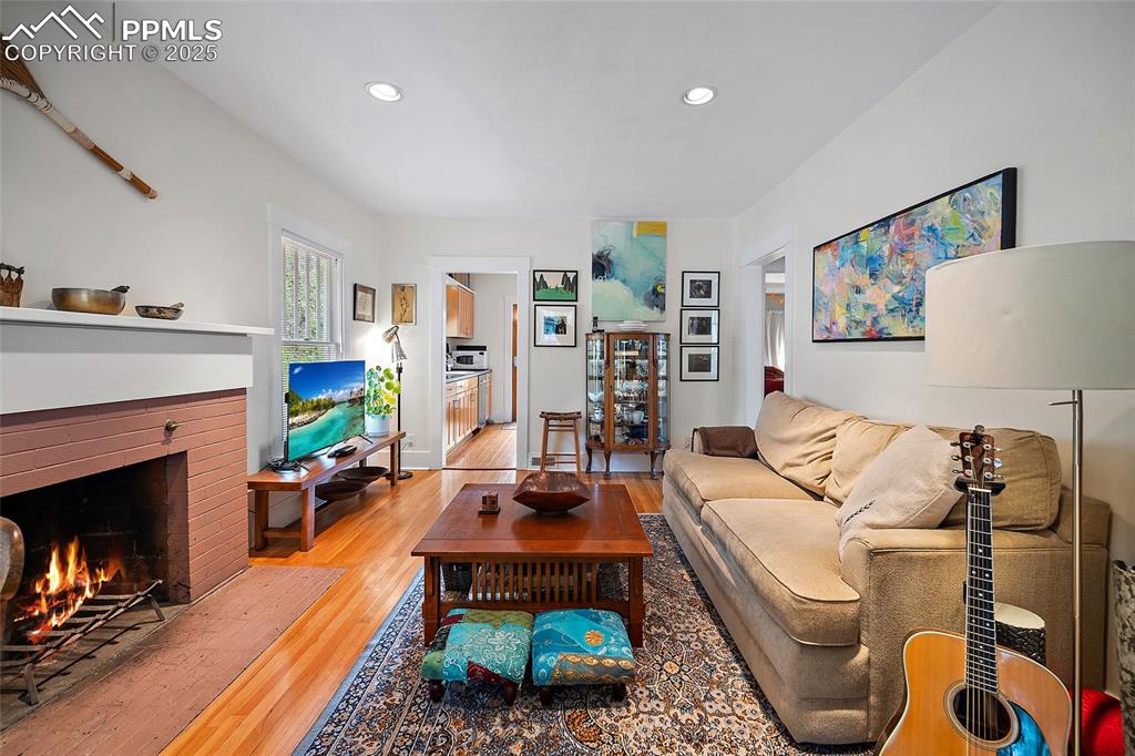 Image 8 of 50: Living Room