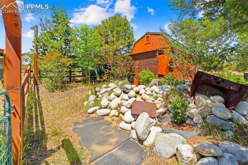 Image 22 of 49: Yard