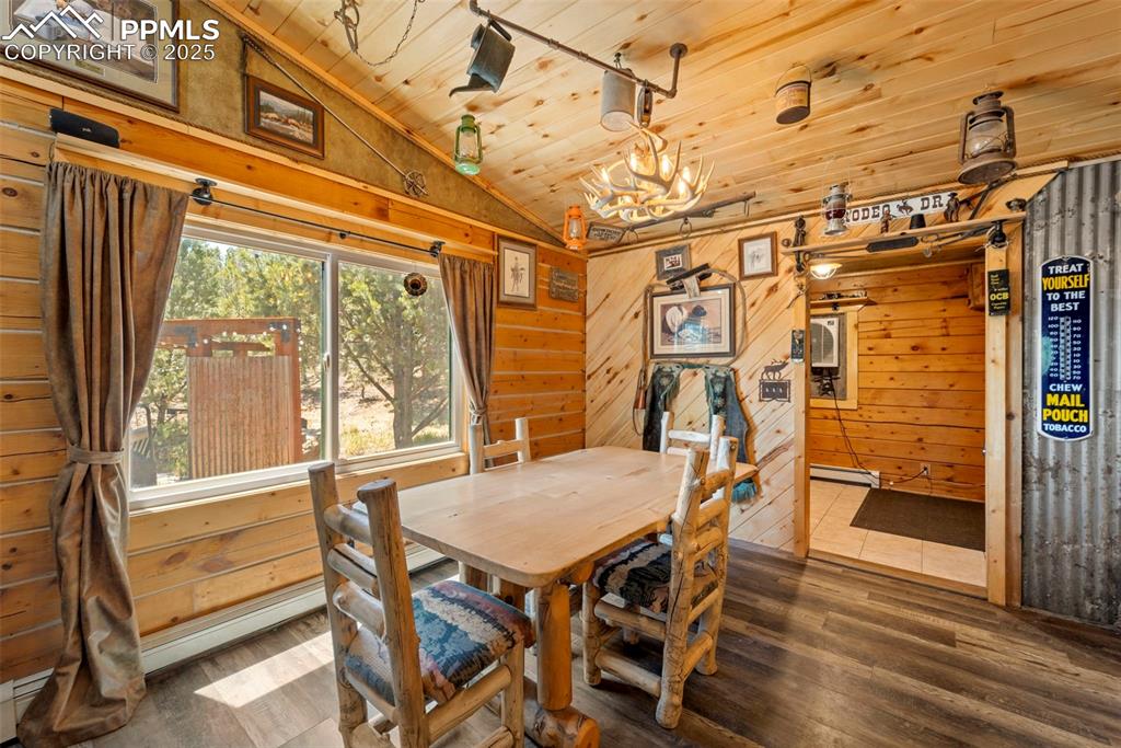 Image 32 of 49: Dining Area