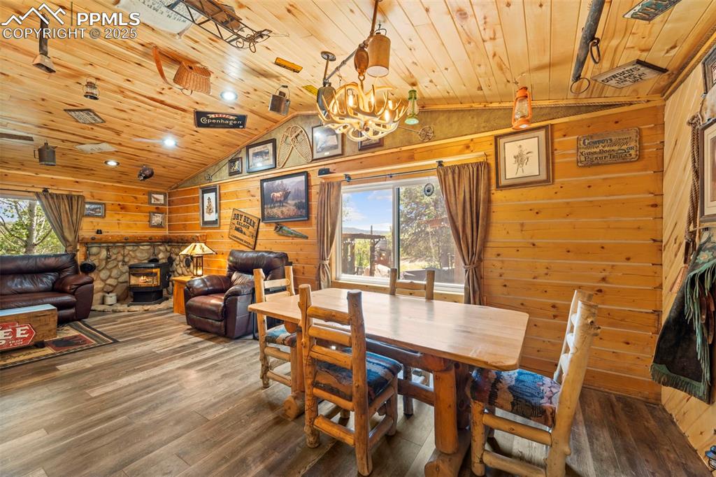 Image 36 of 49: Dining Area
