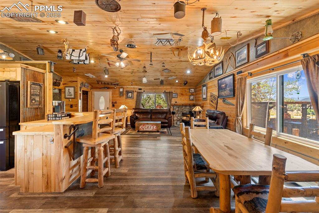 Image 38 of 49: Dining Area