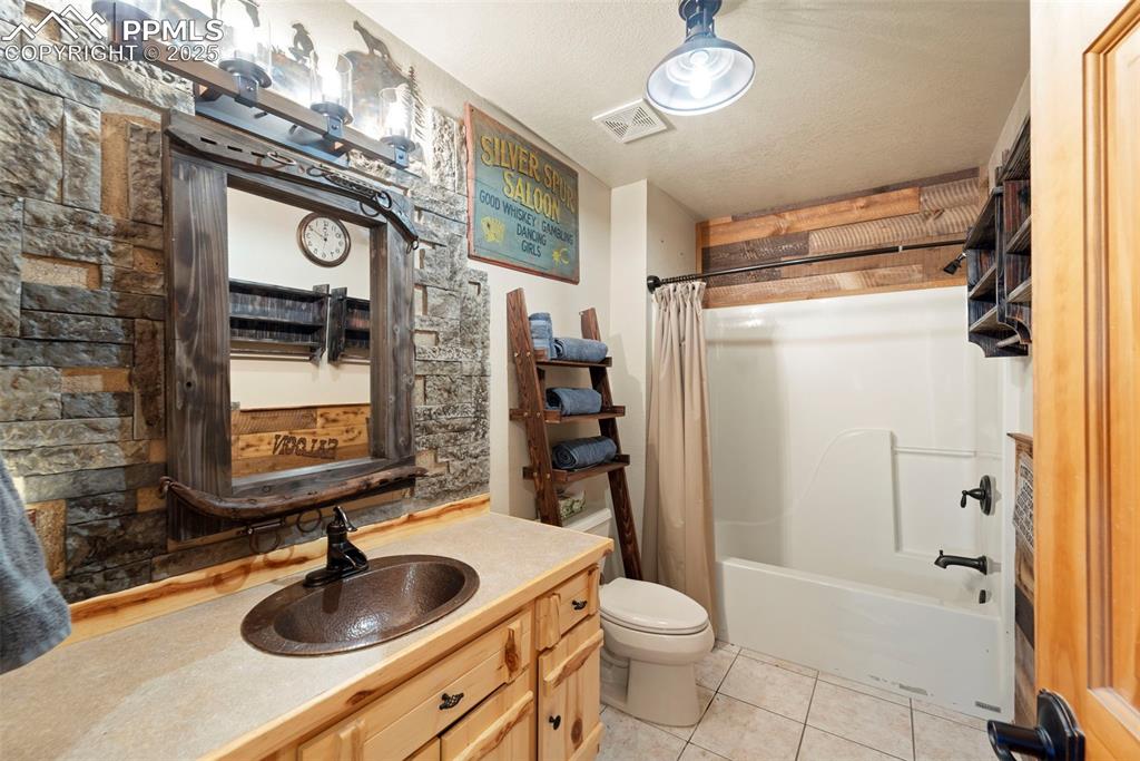 Image 43 of 49: Bathroom