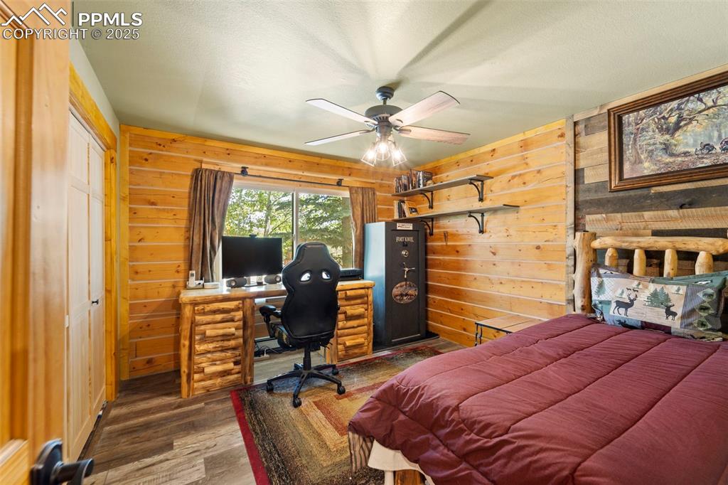 Image 49 of 49: Bedroom