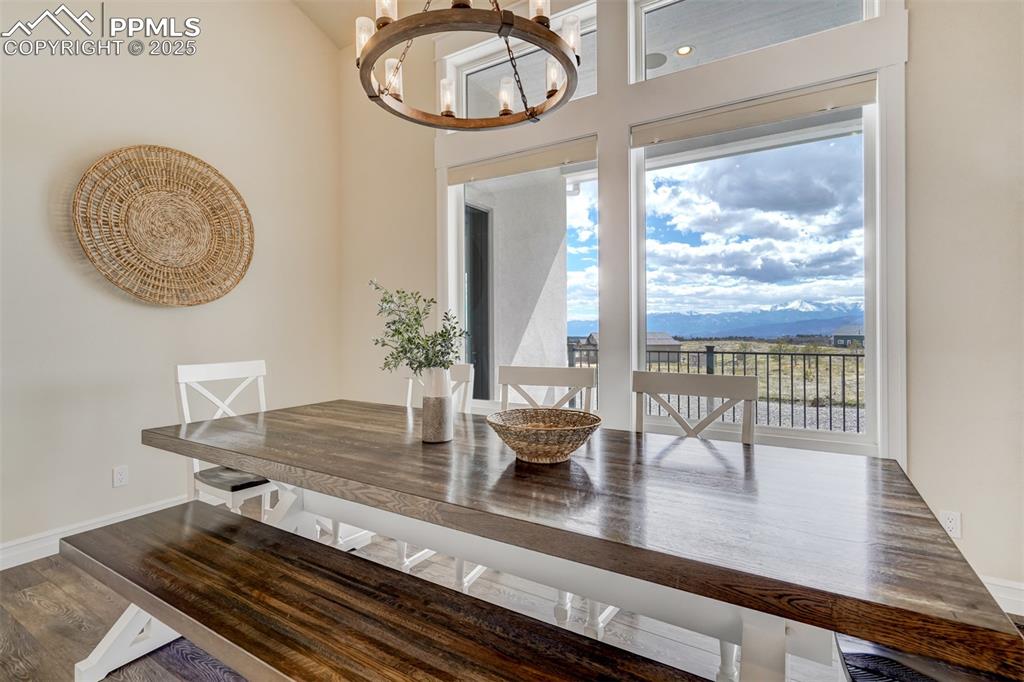 Image 10 of 50: Dining Area