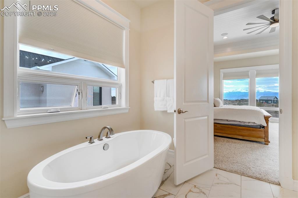 Image 15 of 50: Soaking tub
